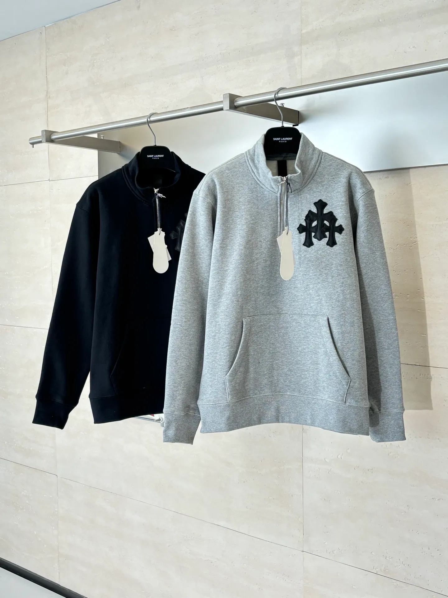 P406 Chrome Heart*/Chrome Heart FW25 leather cross half-zip sweatshirt Made of high-weight pure cotton terry fabric, pre-shrunk to ensure wearing stability, three-dimensional leather cross label, half-zip collar with dagger-shaped zipper puller, combined with curved hem tailoring and kangaroo pocket Size: S/M/L/XL